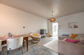 Ontdek deze charmante en lichtrijke stadswoning op een toplocatie in Sint-Michiels! Dankzij de gunstige ligging en de praktische uitweg langs de achterzijde geniet je van een vlotte bereikbaarheid, zowel met de wagen als met de fiets. Bovendien biedt deze uitweg de mogelijkheid om een garage te voorzien, een absolute troef.<br />De woning straalt gezelligheid uit en vormt de perfecte basis om volledig naar jouw smaak in te richten, enkel de badkamer en aansluiting vraagt nog een verdere afwerking.<br />Indeling als volgt: Op het gelijkvloers treft men de inkom, leefruimte, lichtrijke uitgeruste keuken en ruime (af te werken) badkamer met inloopdouche. Op de eerste verdieping vinden we 2 ruime slaapkamers waarvan 1 met een ruime berging/wasplaats voorzien van toilet en wastafel, op de tweede verdieping hebben we nog een ruime slaapkamer. <br /><br />Voor meer informatie of een vrijblijvend bezoek, neem contact op met Michiel op het nummer 0473 255 533.<br /><br /> 