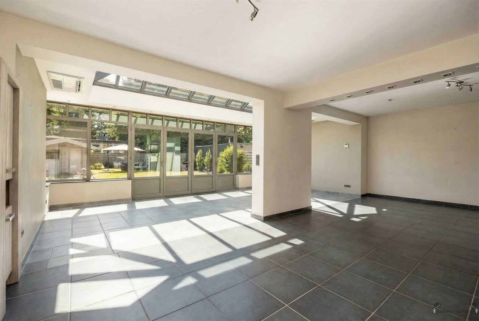 Ruime woning met 3 (mog. 4) slaapkamers, tuin en garage in Brasschaat - foto 5