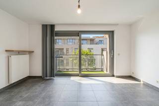 Modern en instapklaar appartement in het centrum van Zeebrugge, vlak bij de jachthaven. Gelegen in een recent gebouw uit 2017 en voorzien van een ruime inkomhal. De lichtrijke leefruimte met open keuken geeft uit op een aangenaam terras van 6 m² met zuidwestelijke oriëntatie. Verder beschikt het appartement over 2 slaapkamers, 1 badkamer, een apart toilet en een aparte berging. Het appartement wordt verkocht onder volle eigendom. Ideaal als vaste woonst, tweede verblijf of investering. Ben jij op zoek naar een modern appartement gelegen aan de jachthaven van Zeebrugge? Contacteer makelaar Stéphanie 0472 77 86 60 of stephanie@keyimmo.be voor meer info of een bezoek.