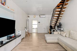 <p><span>Deze gerenoveerde woning (2018) is centraal gelegen, in de nabijheid van scholen en winkels. </span></p><p><span>Op het gelijkvloers vindt u een gezellige woonkamer met airconditioning, een praktische keuken, een apart gastentoilet en een handige wasruimte. Op de eerste verdieping bevinden zich twee slaapkamers en een  badkamer. De zolderverdieping is bereikbaar via de vaste trap, deze ruimte doet momenteel dienst als logeerkamer. </span></p><p><span>Buiten geniet u van een zonnige tuin, ideaal om te ontspannen. Daarnaast beschikt de woning over een garage met automatische poort, wat zorgt voor extra comfort en gebruiksgemak.</span></p>