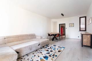 Op een toplocatie tussen de vernieuwde Scheldekaaien en het levendige Zuidpark vindt u dit ruime appartement met drie slaapkamers, gelegen op de tweede verdieping van een kleinschalig gebouw. Hier woont u in alle comfort, omringd door het beste wat Antwerpen te bieden heeft: groene parken, hippe horeca, culturele hotspots en een vlotte verbinding met de rest van de stad.<br /><br />De lichtrijke leefruimte vormt het hart van het appartement en biedt voldoende plaats voor een gezellige zithoek en een volwaardige eetruimte. De aansluitende keuken is praktisch ingericht met een ruim werkblad en kwalitatieve inbouwtoestellen. Het appartement beschikt over een ruime slaapkamer en twee bijkomende kamers die flexibel kunnen worden ingericht afhankelijk van uw wensen. De moderne badkamer is stijlvol afgewerkt en uitgerust met een ruime inloopdouche, een wastafel met opbergmeubel en een toilet.<br /><br />Tot slot is er een handige kelderberging aanwezig, ideaal voor extra opslagruimte.<br /><br />Huurprijs: 1.595 EUR/maand<br />Kosten: 250 EUR/maand (incl. water, gas en elektriciteit)<br />beschikbaarheid: onmiddellijk <br /><br />Interesse?<br />Contacteer LISTED voor een bezoek: +32 3 283 51 51<br />