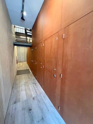 Stijlvol loftappartement op de eerste verdieping in industriële stijl, met behoud van authentieke elementen en grote ramen die zorgen voor veel lichtinval.<br />De leefruimte is afgewerkt met keramisch parket en een volledig uitgeruste open keuken (inductiekookplaat, oven, vaatwasser, diepvries, koelkast). Verder: berging/wasplaats, open vestiaire, apart toilet en een slaapkamer met ensuite badkamer met inloopdouche.<br />Geniet van de zon op het west gerichte terras in kunstgras.<br />Extra troeven:<br />Energiezuinig: EPC 65 kWh/m²/jr (A-label)<br />Warmtepomp, driedubbele beglazing, balansventilatie, zonnepanelen, regenwaterrecuperatie voor toilet en wasmachine<br />Extra berging beneden voor huisvuil en een gezamenlijke fietsenstalling tegenover het gebouw.<br />Voorzien van vloerverwarming en vloerkoeling.<br />Gordijnen en zonnewering.<br />Dichtbij openbaar vervoer, scholen en winkels.<br />Maandelijkse vaste kosten: €25/maand onderhoud + €40/maand voorschot energie.<br />Individuele meters voor water, elektriciteit en energie.<br />Een modern, duurzaam en comfortabel appartement voor wie houdt van licht, ruimte en karakter.<br />Huurprijs 815 euro/maand excl. kosten <br /><br /> 