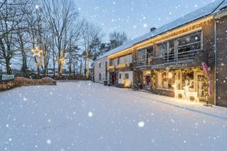 Deze handelsruimte met horeca-uitbating is centraal gelegen op een boogscheut van het centrum van Geel. De handelsruimte is momenteel ingericht...