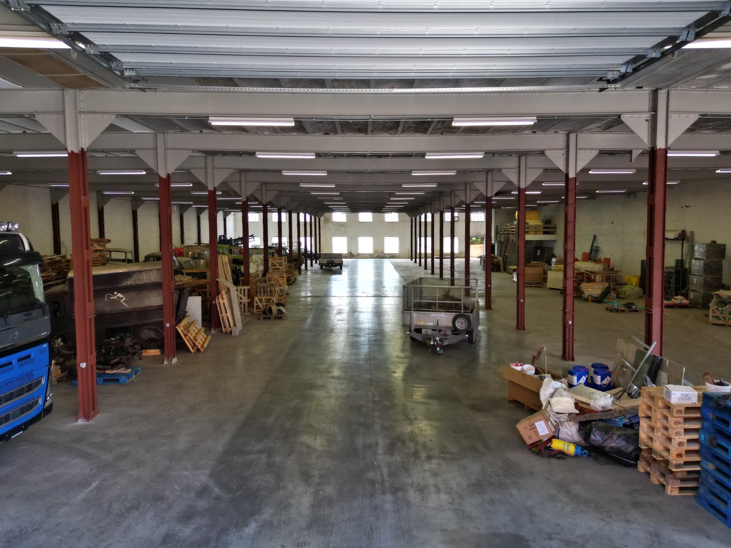 Te koop, industriële loods (2.200m²) met verdiep (2.200m²) en grote parking te Eeklo - foto 2