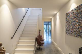 In het centrum bieden wij u een unieke kans, een statige herenwoning, gebouwd in 1924, met een ruime handelsruimte op het gelijkvloers en een...