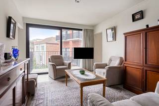 Centraal gelegen en instapklare assistentie flat in een recent gebouw (Residentie De Wijngaard) op wandelafstand van de Grote Markt, Station en vlakbij het Winkelcentrum K! Moderne look en voorzien van een ingerichte keuken, gezellige living, grote badkamer en 2 slaapkamers. En met kers op de taart een aangenaam terras met uitzicht op groen en dit midden in het centrum. <br />Daarnaast ben je altijd verzekerd van professionele zorg en ondersteuning, met een uitgebreid aanbod aan thuiszorg volledig afgestemd op jouw noden.<br />In de sfeervolle bistro kan je terecht voor een smakelijke verse maaltijd, een heerlijke kop koffie of een verfrissend drankje. Zodra het mooi weer is, geniet je volop van rust en gezelligheid in de groene binnentuin en op het zonnige terras.<br />Mogelijkheid tot aankoop ondergrondse standplaats.