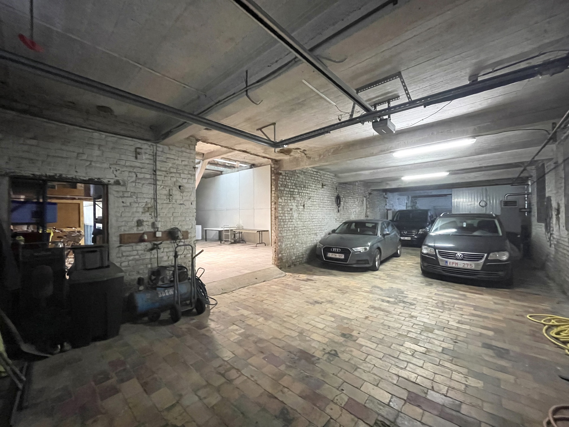 Ruim magazijn van 555 m² met sectionaalpoort - foto 4