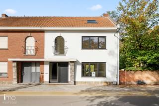 Deze halfopen bebouwing met een bewoonbare oppervlakte van 202 m² is gelegen op een centrale locatie in Rijmenam, pal naast het prachtige Kastanjebos. De woning werd in 2025 volledig gerenoveerd en uitgebreid.<br /><br />U betreedt de woning via de ruime inkomhal, voorzien van een gastentoilet. Vanuit de hal heeft u toegang tot de bergkelder, de praktische wasruimte/berging en de ruime leefruimte. Dankzij de grote raampartijen geniet de living van een overvloed aan natuurlijk licht en een aangenaam zicht op de tuin. De leefruimte sluit naadloos aan op de open, volledig geïnstalleerde keuken met eethoek, die eveneens uitkijkt op de tuin en het omliggende groen. Via de grote schuifdeur bereikt u rechtstreeks de tuin.<br /><br />Op de eerste verdieping bevindt zich een ruime nachthal die toegang biedt tot twee volwaardige slaapkamers, een badkamer met dubbele lavabo en douche, en een apart toilet.<br /><br />Via een vaste trap bereikt u de volledig afgewerkte zolderverdieping. Deze bijzonder ruime kamer is de grootste van de woning en geniet dankzij de twee geplaatste Velux-ramen van een mooie natuurlijke lichtinval. Bovendien is er reeds een wateraansluiting voorzien, waardoor de mogelijkheid bestaat om hier een extra badkamer met douche of bad te realiseren.<br /><br />De tuin grenst rechtstreeks aan het Kastanjebos en biedt een groene, bosrijke omgeving waar u in alle rust kunt genieten van het buitenleven.<br /><br />Tot slot beschikt de woning over een privatieve doorgang langs de linkerzijde van de twee woningen, waardoor u via een erfdienstbaarheid met de wagen tot achteraan de woning kunt rijden. Bovendien werd reeds een vergunning afgeleverd voor het plaatsen van een carport.<br /><br />Kortom: een ruime energiezuinige woning op een centrale maar toch bosrijke locatie.<br /><br />Voor een gedetailleerd overzicht van de indeling en nog veel meer, raden we je aan om onze website te bezoeken voor de grondplannen op www.imovastgoed.be. Voor verdere informatie en vragen, aarzel niet om contact op te nemen met Jean Heylen via jean.heylen@imovastgoed.be of bel naar 015/34.34.54.