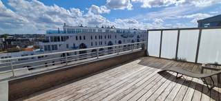 Zongerichte living met open keuken en 2 grote zonneterrassen.1 slaapkamer.Badkamer met toilet, douche en lavabo.Alle meubels zijn inbegrepen in de...