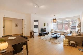 Cet appartement spacieux et lumineux avec trois chambres spacieuses, une grande terrasse et un balcon est situé dans un endroit très prisé au cœur de Gand, au 110 de la Lange Violettestraat.<br /><br />L'appartement se distingue immédiatement par son vaste aménagement et ses espaces de vie spacieux. Grâce à sa large façade, le salon très spacieux bénéficie d'une lumière naturelle agréable et offre suffisamment d'espace pour un coin salon confortable et une salle à manger spacieuse. Les grandes fenêtres créent également une atmosphère ouverte et agréable.<br /><br />L'espace extérieur est un atout absolu. Depuis l'appartement, vous disposez d'une terrasse d'environ 15 m² et également d'un balcon d'environ 5 m². Idéal pour profiter du plein air en toute tranquillité, en plein cœur de la ville.<br /><br />L'appartement dispose de trois chambres spacieuses, ce qui le rend idéal à la fois comme maison familiale confortable et pour ceux qui souhaitent une pièce supplémentaire comme bureau, salle de loisirs ou chambre d'amis. De plus, l'appartement dispose d'une grande pièce de rangement, ce qui offre un confort pratique supplémentaire.<br /><br />L'emplacement offre également un sentiment d'intimité : aucune vue directe depuis les maisons opposées.<br /><br />L'appartement obtient également de bons résultats techniques avec un label EPC B et une installation électrique conforme. Le certificat d'amiante est en cours de préparation.<br /><br />Un appartement urbain très spacieux et lumineux avec 3 chambres, environ 15 m² d'espace extérieur et un espace de vie exceptionnellement spacieux, dans un emplacement privilégié à Gand.<br /><br /><br />Registre des mesures: non