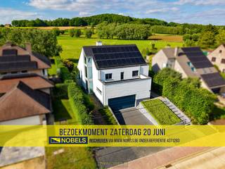 <span><span><strong>1ste bezoekdag zaterdag 20 juni! Inschrijven kan via www.nobels.be onder referentienummer 4371283.</strong></span></span><br /><br />PRACHTIGE VILLA met een UITERST RUIM WOONVOLUME van ca. 380 m², gelegen op een LANDELIJKE TOPLIGGING te Moerbeke (Galmaarden). Deze EXCLUSIEVE EIGENDOM combineert RUIMTE, LUXE en ENERGIEZUINIGHEID met een HOOGWAARDIGE AFWERKINGSGRAAD en een UITSTEKENDE BEREIKBAARHEID. Bij de afwerking werd gekozen voor KWALITATIEVE MATERIALEN zoals PARKETVLOEREN, een SECTIONALE POORT en een ALARMSYSTEEM, wat zorgt voor een STIJLVOLLE en TOEKOMSTGERICHTE WOONERVARING met een echte LUXE-UITSTRALING. Ook op vlak van ENERGIEZUINIGHEID scoort deze villa BIJZONDER STERK (EPC-LABEL A). Zo beschikt de woning onder andere over HR-BEGLAZING, 30 ZONNEPANELEN, CONFORME ELEKTRISCHE INSTALLATIE en VLOERVERWARMING. <br />De indeling gaat als volgt: via de ruime inkomhal met gastentoilet betreedt u de lichtrijke woonkamer, bestaande uit een aparte zithoek en een 2de leefruimte met eetkamer en stijlvolle bar. Verder beschikt het gelijkvloers over een luxueus ingerichte keuken, een wasplaats en een dubbele inpandige garage. Op de 1ste verdieping bevindt zich op de mezzanine een ruime home office. Via de nachthal heeft u toegang tot 3 ruime slaapkamers voorzien van ingemaakte kasten, 2 ingerichte badkamers en een dressing. Via een vaste trap bereikt u de 2de verdieping, waar zich een uiterst ruime zolderverdieping bevindt met de mogelijkheid tot het creëren van extra slaapkamers, hobbyruimte of bureau.<br />Extra troeven zijn de tweede badkamer, de royale garage, het recent gebouwde poolhouse, het aangelegde terras en de prachtige tuin met vijver, zonnig terras en ruime oprit, waar men in alle privacy kan genieten van een adembenemend open vergezicht over het groene, landelijke landschap.<br /><br />Adres: Pauwelstraat 106A te Moerbeke (Galmaarden)<br /><br />EPC: 88kWh/m², G-score en P-score B, Geen renovatieverplichting van toepassing, Bestuursmaatregelen in het maatregelenregister: Neen