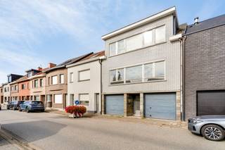 Deze te renoveren woning kan gebruikt worden als eengezinswoning maar kan eveneens gesplitst worden in 2 appartementen. Momenteel is de...