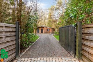 Op zoek naar rust, privacy en natuur? Deze volledig gerenoveerde chalet, gelegen op een zeer rustige en bosrijke locatie, biedt het allemaal.<br /><br />Indeling:<br />Gezellige woonkamer met open, ingerichte keuken, drie volwaardige slaapkamers en een badkamer uitgerust met lavabo, douche en toilet.<br /><br />De chalet werd de voorbije twee jaar grondig gerenoveerd en verkeert in uitstekende staat van onderhoud. Zowel het dak als de muren zijn volledig geïsoleerd en alle ramen werden vernieuwd. Binnenin geniet je van een stijlvolle, tijdloze Scandinavische afwerking. De pelletkachel zorgt bovendien voor extra warmte en gezelligheid tijdens de koudere maanden.<br /><br />Het ruime perceel van ca. 1.500 m² is volledig omheind en afgesloten met een toegangspoort, wat zorgt voor maximale privacy. Daarnaast beschikt de eigendom over een garage en een tuinhuis.<br /><br />De ligging in een bosrijke omgeving garandeert absolute rust en een uniek gevoel van vrijheid — een ideale plek om te ontspannen en te genieten van de natuur.<br /><br />Let op: gelegen in recreatiegebied (geen domicilie mogelijk).<br /><br />Troeven van de woning:<br />- Asbestveilig<br />- Een volledig omheinde tuin die veel privacy biedt<br />- Extra opslagruimte en tuinhuis.<br /><br />EPC: 273 kWh/m².<br /><br />Interesse? Contacteer IMMO SP via 014/59.10.20 of mail naar info@immosp.be voor meer informatie of een bezoek ter plaatse.<br /><br />Benieuwd naar de waarde van uw eigen woning? Vraag vrijblijvend uw gratis schatting aan — wij helpen u graag verder!