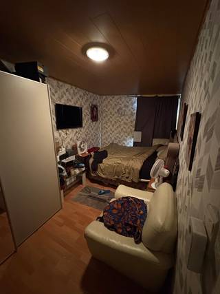 <p><strong>Ruime woning met 6 slaapkamers en handelsruimte in Genk </strong></p>
<p>Dit veelzijdige pand ligt centraal en commercieel aantrekkelijk nabij de Nieuwe Kempen in Genk, vlak bij de grens met Houthalen-Oost. Het combineert een handelsruimte op het gelijkvloers met een ruime woning met liefst 6 slaapkamers en een tuin.</p>
<p><strong>Commerciële ruimte:</strong> verhuurd €500 per maand, met een eigen ingang. Bruto oppervlakte van 44 m² (volgens EPC). Momenteel in gebruik als pizzeria.</p>
<p><strong>Woning:</strong> bruto oppervlakte van 203 m² (volgens EPC), ingedeeld als volgt:<br />Gelijkvloers: inkomhal, woonkamer, keuken, badkamer en berging<br />1ste verdieping: nachthal en 3 slaapkamers<br />2de verdieping: nachthal en 3 slaapkamers</p>
<p><strong>Buitenruimte:</strong> tuin met mogelijkheid tot parkeren, bereikbaar via een erfdienstbaarheid.</p>
<p><strong>Troeven:</strong></p>
<ul>
<li>Interessant als opbrengsteigendom: <strong>extra huurgarantie</strong> – de huidige eigenaar kan de woning terughuren (€ 750/maand)</li>
<li>Centrale, commerciële ligging</li>
<li>Vlot bereikbaar richting Genk, Houthalen en de E314</li>
<li>Veel ruimte en mogelijkheden</li>
<li>Totale maandhuur €1250, jaarhuur €15.000</li>
</ul>
<p><br />Handelsruimte: EPC-label C <br />Woning: 435 kWh/m²/jaar – label E</p>
<p><strong>Kenmerken:</strong> woonoppervlakte 247 m² · perceel 604 m² · 1 badkamer · gesloten bebouwing · bouwjaar tussen 1919 en 1930 · centrale en individuele verwarming (gas en lucht-warmtepomp) · radiatoren en warme lucht · PVC- en houten schrijnwerk met dubbele, superisolerende beglazing · elektrische boiler en doorstromer op cv · airconditioning.<br />Voor meer info kan u mailen naar info@immo-bosmans.be</p>