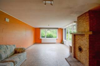 <strong>Op zoek naar een renovatieproject in het centrum van Lovendegem?</strong><br /><br />In de gezellige dorpskern van Lovendegem vinden we deze te renoveren woning met een ruim bijgebouw en 2 garageboxen, omgeven door groen en een zonnige tuin. Een eigendom met heel wat mogelijkheden.<br /><br />Het perceel is gelegen op de tweede bouwlijn.<br />De woning beschikt over een lichtrijke leefruimte, een kleine keuken, één slaapkamer en een badkamer. Daarnaast is er een ruime zolder waar u comfortabel rechtop kunt staan. Deze biedt mogelijkheden om bijvoorbeeld ingericht te worden als extra slaapkamer, hobbyruimte of bureau.<br />Mogelijkheden woning: renoveren, uitbreiden of nieuwbouw.<br /><br />De zaal, die vroeger dienst deed als bioscoop en café, vormt een bijzonder onderdeel van deze eigendom. De ruimte beschikt over een grote zaal met daarnaast nog een kleinere zaal. Op de bovenverdieping bevinden zich de sanitaire voorzieningen. Dankzij de aanwezige zolderruimte boven de zaal zijn er nog heel wat mogelijkheden om deze ruimte verder naar eigen wens in te vullen. De zaal kan gebruikt worden als werkplaats, opslagruimte, praktijkruimte, zelfstandige activiteit enz.<br /><br />De toegang tot het perceel verloopt via een erfdienstbaarheid langs de voorzijde van het café.<br /><br /><br /><strong>Voor meer info of een bezoek bel 0478 17 20 73 of mail shania@ocvastgoed.be</strong><br /><br /><br /><u>Technische gegevens woning: </u><br /><br />- EPC 667 kWh/(m2jaar), Energielabel F<br />- Perceeloppervlakte: 636 m2<br />- Stedenbouwkundige inlichtingen in aanvraag 13/07/2026<br />- Geen voorkooprecht<br />- Asbestattest: niet asbestveilig, 3 asbestmaterialen<br />- Geen overstromingsgevoelig gebied, P-score A, G-score A<br />- Bruikbare bruto vloeroppervlakte volgens het EPC: 112 m²<br /><br /><br /><u>Technische gegevens zaal: </u><br /><br />- Energielabel F <br />- Perceeloppervlakte: 156 m2<br />- Stedenbouwkundige inlichtingen in aanvraag 13/07/2026<br />- Geen voorkooprecht<br />- Asbestattest: niet asbestveilig, 3 asbestmaterialen<br />- Geen overstromingsgevoelig gebied, P-score A, G-score A<br />- Bruikbare bruto vloeroppervlakte volgens het EPC: 198 m²<br /><br /><br /><br /> 