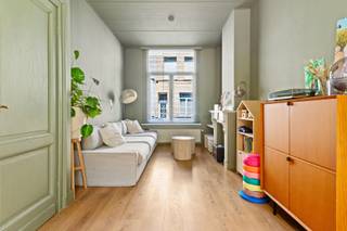 <p>Soms voelt een woning vanaf de eerste stap gewoon goed. Deze karaktervolle stadswoning in de geliefde Brederodewijk is zo'n plek!</p>
<p>Binnenkomen doe je hier meteen met een glimlach. De authentieke inkomhal verwelkomt je met karakter en zet meteen de toon voor de <strong>charmante sfeer</strong> die je overal in de woning terugvindt.</p>
<p>Het hart van de woning bevindt zich op het gelijkvloers. De leefruimte baadt in natuurlijk licht en biedt alle ruimte om gezellig samen te komen, uitgebreid te tafelen of gewoon te genieten van het dagelijkse leven. De verbinding met de volledig uitgeruste keuken zorgt voor een aangename flow, terwijl de aansluitende stadskoer een rustige plek vormt om buiten te genieten, en dat midden in de stad!</p>
<p>De grootste slaapkamer bevindt zich op de eerste verdieping, samen met een stijlvolle badkamer met dubbele lavabo die is uitgerust met zowel een ligbad als een inloopdouche. Op de bovenste verdieping vind je nog twee extra kamers die je volledig naar eigen wens kan invullen.</p>
<p>Of je nu droomt van een extra slaapkamer, een kinderkamer, een thuiskantoor, een hobbyruimte of een logeerkamer... Hier krijg je de ruimte om het helemaal naar jouw hand te zetten.</p>
<p>Ook op vlak van comfort en duurzaamheid heeft deze woning heel wat te bieden. Een warmtepomp zorgt voor een aangenaam binnenklimaat en draagt bij aan een gunstige energieprestatie. Het aangelegde groendak is niet alleen een mooie blikvanger vanuit de woning, maar vormt eveneens een duurzame meerwaarde.</p>
<p>Extra praktisch is de ruime én droge kelder, waar je naast de aansluiting voor de wasvoorzieningen ook extra opslagruimte terugvindt.</p>
<p>De ligging? Die is minstens even aantrekkelijk als de woning zelf! Je woont in een rustige straat in de populaire Brederodewijk, op wandelafstand van 't Zuid. Zin in een koffie, lunch of apero? Onze favorieten liggen gewoon om de hoek: ANDY ROASTERS, Kolonel Coffee, RABBİT en de vele gezellige restaurants van 't Zuid.</p>
<p>Dankzij de vlotte verbinding met de invalswegen ontdek je in een mum van tijd ook andere bruisende buurten van de stad. Al nemen we het je zeker niet kwalijk als je hier het liefst gewoon thuisblijft.</p>
<p>Troeven op een rijtje:</p>
<ul>
<li>Toplocatie vlakbij ’t Zuid!</li>
<li>Drie volwaardige slaapkamers</li>
<li>Volledig geïnstalleerde keuken en badkamer</li>
<li>Authentieke elementen</li>
<li>Badkamer met ligbad én inloopdouche</li>
<li>EPC = B</li>
<li>Ruime en droge kelder</li>
</ul>
<p>Plan gerust een bezoek in en wie weet staat binnenkort jouw naam op de bel!</p>
<p>Attesten beschikbaar via: https://jamar.immo/</p>
<p>Wg, Gvkr, Gmo, Gdv, Gvv, geen WORG, geen vermelding in het maatregelenregister</p>