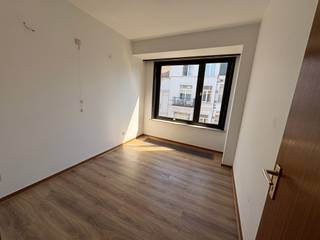 Dit twee slaapkamer appartement is volledig in orde en is gelegen in een rustige straat op de derde verdieping. Dichtbij het centrum van Oostende, openbaar vervoer, strand en zee ! Het betreft een inkomhal, leefruimte, twee slaapkamers, badkamer en keuken. <br /><br />Naast de huurprijs komt er nog een kost van 65 EURO/ maand voor de algemene delen.<br /><br />Vrij vanaf 01/08/2026.<br /><br />Aarzel niet en leg nu u bezoek vast!<br /><br />