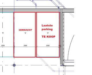 OVERDEKTE AFGELSLOTEN PARKEERPLAATS. De staanplaatsen zijn toegankelijk met een verwarmde inrit naar beneden en afgesloten met grote...