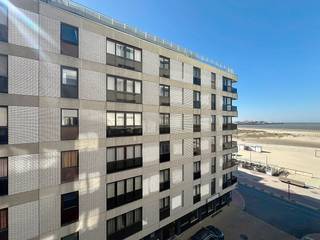 Volledig gerenoveerd appartement met twee ruime slaapkamers, gelegen in een keurig onderhouden gebouw met vernieuwde inkomhal en liften. Ook de gevel werd recent vernieuwd.<br />De lichtrijke leefruimte sluit naadloos aan op een moderne, volledig uitgeruste open keuken.<br />De badkamer beschikt over een stijlvolle inloopdouche en een lavabomeubel. Apart toilet aanwezig.<br />Beide slaapkamers zijn ruim en voorzien van nieuwe ramen.<br />Een instapklare topper aan zee!