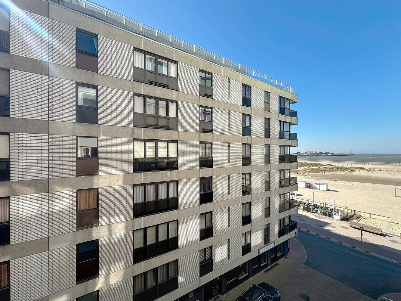 Instapklaar 2-slaapkamerappartement met zijdelings zeezicht te koop in verzorgde residentie. - photo 1