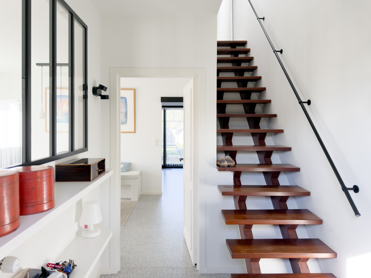 Vernieuwde halfopen woning met zonnige tuin, garage en oprit, zeer rustig gelegen in een mooie wijk op enkele passen van het centrum van Knokke-Heist. - foto 5