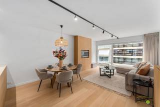 PRACHTIG GERENOVEERD 2-SLAAPKAMERAPPARTEMENT (85M²) MET 2 TERRASSEN EN ZIJDELINGS ZEEZICHT MEER INFO: https://www.immo2life.be/nl/te-koop?view=detail&amp;id=1274 Dit stijlvol gerenoveerd appartement met 2 slaapkamers gelegen op de 2de verdieping van de residentie "Orfeo" geniet van een aangenaam zijdelings zeezicht en bevindt zich op slechts enkele passen van het bruisende Rubensplein en het casino van Knokke. Een uitstekende ligging vlakbij de zee, winkels, restaurants en alle voorzieningen.Het energiezuinig appartement (EPC 140 kWh/(m²jaar), EPC label B) werd recentelijk (2023) gerenoveerd en bevindt zich in een perfecte staat. Alle gerenoveerde materialen zijn high quality en minimalistisch uitgezet in functie van ruimtebeleving en feelgood.Het appartementsgebouw onderging een volledige metamorfose: nieuwe voorgevel (2020), vernieuwde terrassen (voor- en achteraan) met nieuwe balustrades (vooraan), vernieuwing liften (2023), isolatie dak, vroegere conciërgerie wordt ingericht als gemeenschappelijke fietsenberging (reeds betaald door VME) en de gemeenschappelijke inkomhal werd volledig vernieuwd (2026). Bovendien is de elektriciteit in het appartement conform de AREI-normen tot en met 28 september 2047. De indeling is als volgt: inkomhal met vestiaire en apart gastentoilet, lichtrijke woon- en eetkamer met zijdelings zeezicht en toegang tot het terras via het schuifraam, volledig ingebouwde open keuken voorzien van alle toestellen (Miele) aansluitend op de leefruimte, nachthal, praktische berging met aansluiting voor wasmachine en 2 volwaardige slaapkamers voorzien van ingemaakte kasten, beide geschikt voor een dubbel bed en elk voorzien van een eigen ingerichte badkamer (met (inloop)douche en wastafel). De master bedroom biedt toegang tot een 2de zongericht terras met praktische buitenberging. In de kelderverdieping bevindt zich een privatieve kelder en op het gelijkvloers is er een gemeenschappelijke fietsenberging.Mogelijkheid tot overname van de meubels.