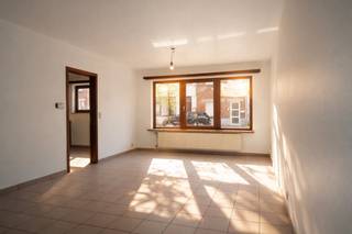 Dit verzorgd en instapklaar gelijkvloers appartement is gunstig gelegen in Lokeren en combineert comfort met een praktische indeling.<br /><br />Bij het betreden van het appartement komt u in de inkomhal met apart gastentoilet. De lichtrijke living biedt een aangename leefruimte en sluit mooi aan op de nieuwe volledig ingerichte keuken. Aansluitend bevindt zich een handige berging, ideaal voor extra opslag en aansluiting voor wasmachine.<br /><br />Verder beschikt het appartement over één volwaardige slaapkamer. De badkamer wordt vernieuwd en voorzien van een inloopdouche.<br /><br />Een extra troef is de privatieve garage, die zorgt voor veilig en comfortabel parkeren.<br /><br />Beschikbaar vanaf 01/05/2026<br />Huurprijs: 780€ + 20€ vaste kosten / maand<br /><br />Interesse? Neem gerust contact op voor meer informatie of het plannen van een bezoek.