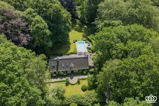 <p><span>Zeer stijlvolle en hoogwaardig afgewerkte villa gelegen in Kapellen-Bos, met o.a. een lichtrijke en ruime leefruimte, luxueuze leefkeuken met orangerie, 3 slaapkamers, 2 badkamers en een dubbele inpandige garage, op een zuidwestgericht perceel van ca. 4.577 m², voorzien van een fraai aangelegde tuin, verwarmd zwembad, meerdere terrassen en een eikenhouten bijgebouw met carport voor 3 wagens.</span></p><p><span> </span></p><p><span>INDELING</span></p><p><span>Gelijkvloers </span><span><br />Bij het binnenkomen betreedt u de inkomhal op tegelvloer, voorzien van een vestiaire en een gastentoilet met handenwasser. Via dubbele glazen stalen deuren bereikt u de sfeervolle cocktail room met ingemaakte kasten. Vanuit hier heeft u toegang tot de leefruimte, eveneens op tegelvloer, met ruime zit- en tv-hoek en een open haard. Aansluitend bevindt zich een verhoogde bureauruimte op parket, momenteel ingericht als speelruimte. Verder is er een kwalitatief ingerichte leefkeuken met ruim kookeiland en een prachtige orangerie waarin de eethoek is ondergebracht. Vanuit alle ruimtes op het gelijkvloers geniet u van een aangenaam zicht op het groen en de fraai aangelegde tuin. De keuken is voorzien van een ontbijthoek en alle ingebouwde toestellen, waaronder een spoelbak met Quooker kraan, inductiekookplaat met down-draft dampkap, wijnkoelkast, koelkast, combi-oven, stoomoven en vaatwasser. Aansluitend is er een bijkeuken met ingemaakte kasten, combi-microgolfoven, oven, ingebouwde vriezer, wasbak en voorzieningen voor wasmachine en droogkast op hoogte. Verder beschikt u over een dubbele inpandige garage.</span></p><p><span>Eerste verdieping</span><span><br />Via de houten trap bereikt u de nachthal. De master bedroom op parketvloer beschikt over ingemaakte kasten en een ensuite badkamer met dubbele regendouche en dubbele wastafel, aangevuld met een dressing. Daarnaast zijn er nog twee slaapkamers, eveneens op parketvloer, waarvan één met ingemaakte kasten. De tweede badkamer is voorzien van een ligbad. Op deze verdieping is er ook een apart toilet.</span></p><p><span>Zolder </span><span><br />Via een vlizotrap in de nachthal heeft u toegang tot een ruime bergzolder over de volledige breedte van de woning. </span></p><p><span>Kelder </span><span><br />De woning is volledig onderkelderd d.m.v. kruipruimte. </span></p><p><span>Tuin</span><span><br />De villa is gelegen op een zuidwest geörienteerd perceel van ca. 4.577 m² met een unieke bomenstand en veel privacy. Via de ruime kasseioprijlaan bereikt u zowel het eikenhouten bijgebouw met carport voor drie wagens en tuinberging, als de dubbele inpandige garage. In het bijgebouw bevindt zich tevens de technische installatie van het zwembad. Achteraan geniet u van een ruim open terras, een overdekt houten terras en een fraai aangelegde tuin voorzien van een verwarmd zwembad met warmtepomp.</span></p><p><span>Bijzonderheden<br /></span><span>- Gelegen op een gegeerde locatie: tussen het centrum van Heide en Kapellen nabij scholen, winkels, openbaar vervoer,…</span></p><p><span>- Recent zeer stijlvol gerenoveerd met gebruik van hoogwaardige materialen </span></p><p><span>- EPC B-label, elektriciteit is conform en asbestveilig</span></p><p><span>- Ruime, zuidwest georiënteerde tuin met meerdere terrassen en een verwarmd zwembad met warmtepomp en solar deck </span></p><p><span>- Veel parkeergelegenheid dankzij ruime oprit, dubbele inpandige garage en carport voor 3 wagens </span></p><p><span>- 24 zonnepanelen met groenestroomcertificaten </span></p><p><span>- De oppervlakten zijn indicatief en gebaseerd op het EPC.</span></p><p><span> </span></p>