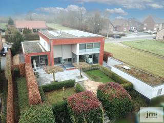 Deze prachtige villa biedt niet alleen een ruime en luxueuze woonomgeving, maar ook de ideale ruimte voor een kantoor aan huis. Gelegen in een...