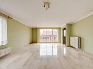 INDELINGWoonkamer op natuursteen (ca 40 m²) met ingebouwde verlichting en toegang tot balkonterras.Keuken op natuursteen, voorzien van volgende...