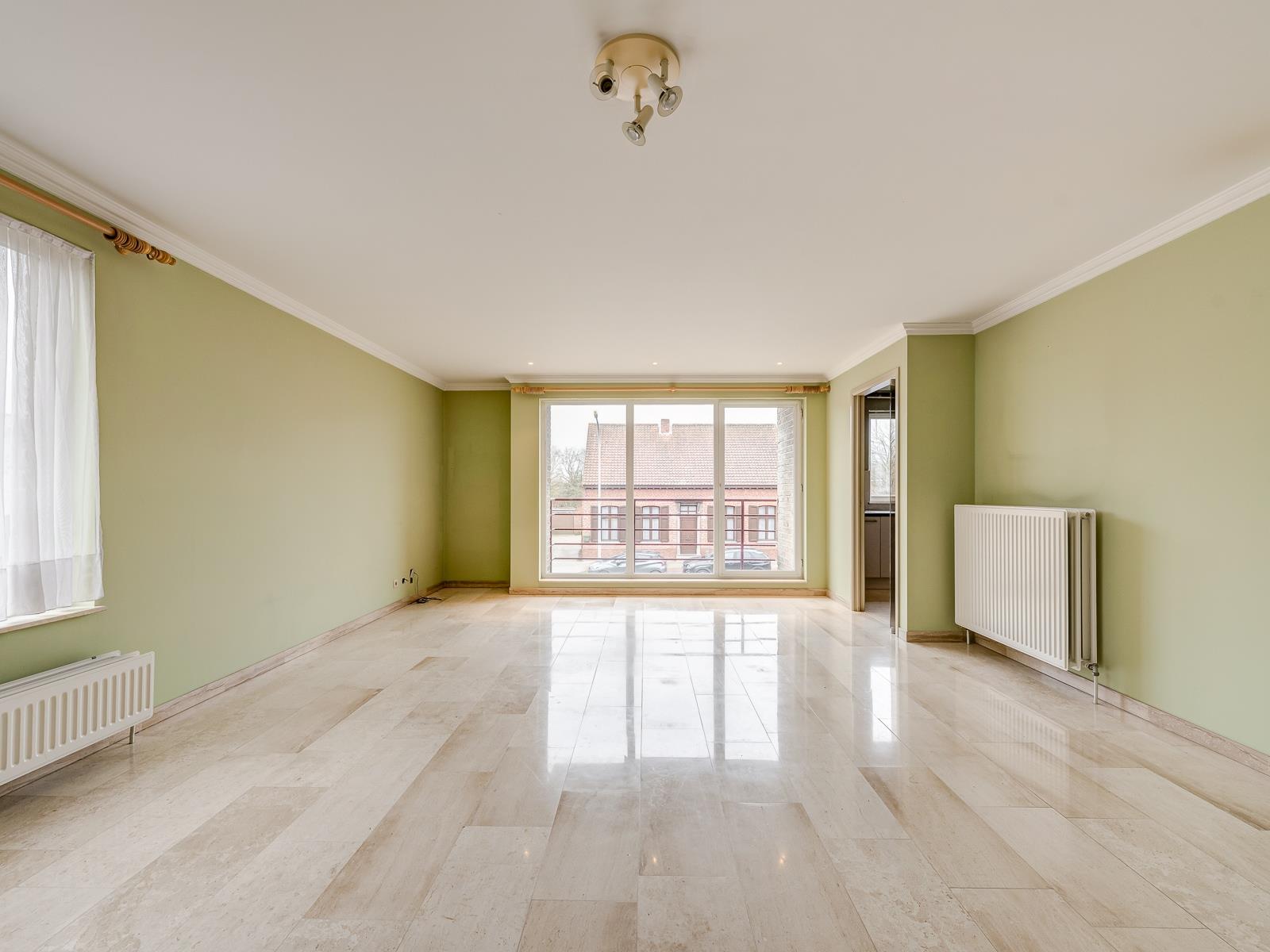 Appartement op 1ste verdieping met lift, 2 slaapkamers, ruim terras, garage en autostaanplaats. - foto 2