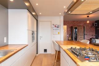 <p><span>HOBOKEN | RUIM APPARTEMENT MET TWEE SLAAPKAMERS EN MOOI TERRAS GELEGEN OP DE TWEEDE VERDIEPING VAN GEBOUW MET LIFT | EPC A | </span></p><p><span>Indeling als volgt: inkomhal - Lichtrijke woonkamer met veel opbergruimte - volledig geïnstalleerde keuken met groot werkblad - twee slaapkamers - badkamer met inloop douche en lavabo - berging met aansluitingen wasmachine/droogkast - hal met apart toilet - prachtig terras met lounge.</span></p><p><span>Grote troeven: </span></p><ul><li><span>Zeer veel lichtinval</span></li><li><span>Zeer energiezuinig (EPC A)</span></li><li><span>Gelegen in rustige woonwijk in doodlopende straat vlakbij winkels, scholen en openbaar vervoer, ...</span></li><li><span>Ondergrondse berging </span></li><li><span>Elektriciteit is conform het AREI</span></li><li><span>Aparte meters voor elektriciteit, gas en water</span></li><li><span>Lage maandelijkse kosten </span></li><li><span>Vlakbij het polderbos en op een boogscheut van Antwerpen</span></li></ul><p><span> </span></p><p><span>Gemeenschappelijke kosten bedragen 80 euro per maand (blokpolis, minuterie, onderhoud, lift, ...).</span></p><p><span>Garagebox met elektriciteit mee aan te kopen (VP 25.000 euro).</span></p><p><span> </span></p>