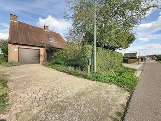 In een rustige omgeving in Wuustwezel, nabij het centrum, vinden we deze instapklare woning. Dit huis werd gebouwd in 1987 en door de jaren heen steeds netjes onderhouden en opgefrist en is zodoende in prima onderhouden staat. Winkels, scholen en openbaar vervoer liggen op korte afstand, doch geniet je van alle rust in een groene omgeving.<br /><br />Indeling als volgt:<br /><br />GELIJKVLOERS<br />- Inkomhal met gastentoilet. Eveneens doorgang naar de inpandige garage met automatische poort.<br />- Gezellig warme en lichtrijke leefruimte, ingedeeld in een eet- en zithoek.<br />- Keuken voorzien van een inductiekookplaat, dubbele spoelbak, koelkast, oven, vaatwasser en voldoende opbergruimte, met een mooi uitzicht op de tuin.<br />- Handige berging/wasplaats met doorgang naar de tuin (achterdeur).<br /><br />EERSTE VERDIEPING:<br />- Drie zeer ruime & volwaardige slaapkamers.<br />- Badkamer met een douche, ligbad, toilet en een dubbele lavabo met bijpassend meubel.<br /><br />ZOLDERRUIMTE:<br />- Zolderruimte die perfect kan dienen als bureau, én een extra ruimte die uitermate geschikt is als vierde slaapkamer, dressing, hobbykamer, ....<br /><br />KELDER:<br />- Bruikbare (droge!) kelder, ideaal als extra opslagruimte.<br />- Kruipruimte aanwezig.<br /><br />Belangrijk & zeker de moeite om extra te vermelden:<br />Deze open bebouwing is gelegen op een ruim stuk grond, met een zeer rustige en groene tuin achteraan. <br /><br />Bijzonderheden:<br />- Perceeloppervlakte: 707 m²<br />- Bewoonbare oppervlakte: ca. 250 m² volgens EPC<br />- Bouwjaar 1987 (over de jaren netjes onderhouden en opgefrist)<br />- gunstig EPC-label B (215 kWh/m²/jaar)<br />- Elektriciteit conform gekeurd en asbestveilig!<br />- Dubbele beglazing en verwarming via radiatoren op aardgas.<br /><br />Interesse om deze verzorgde woning nabij het centrum te bezichtigen?<br />Vraag je bezoek aan via ons kantoor of bel naar 03/369.42.50.<br /><br />(ver-)Kopen of (ver-)huren in de Noorderkempen?<br />Met vragen kan u altijd bij ons terecht!<br />Dewaele Vastgoed<br /><br />De eigendom wordt aangeboden via de Power-sale formule. Van 14/10/2026 om 14:00 tot 19/10/2026 om 16:00 kan u het huis op afspraak komen bezichtigen en een bod uitbrengen. De vermelde prijs is een instelprijs. Voor meer info, gelieve contact op te nemen met de dossierverantwoordelijke.<br /><br />Bestuursmaatregelen in het maatregelenregister: nee