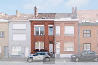 In de Kokstraat 14, midden in het historische hart van Nieuwpoort-Stad, bevindt zich deze karaktervolle en ruime stadswoning gelegen op een perceel van 272m². De ligging is een absolute troef: op wandelafstand van de gezellige kaai met haar sfeervolle restaurants, diverse viswinkels, de tramhalte en het levendige marktplein. Hier geniet u dagelijks van de charme en het comfort van het stadsleven.<br />Een bijzonder pluspunt van deze woning is de verrassend gezellige, ruime en groene stadstuin, waar u in alle rust kunt ontspannen en genieten van de zon – een zeldzaamheid in het centrum.<br />De woning is als volgt ingedeeld: Op het gelijkvloers komt u binnen via de inkomhal, waarna u terechtkomt in de leefruimte met een gezellige zithoek en een aparte bureauruimte, ideaal voor thuiswerk. Zowel de woonkamer als de zit- en bureauruimte zijn uitgerust met een eigen gashaard, wat zorgt voor extra sfeer en een warme, gezellige uitstraling. Aansluitend is er een apart gastentoilet en achteraan de functionele keuken en eetplaats met directe toegang tot de zonnige tuin.<br />Op de eerste verdieping bevinden zich de grote master bedroom, een tweede slaapkamer, een apart toilet en een vernieuwde badkamer uitgerust met een grote inloopdouche, ligbad en dubbele wastafel.<br />De tweede verdieping biedt plaats aan nog twee volwaardige, ingerichte slaapkamers, ideaal voor een groot gezin, hobbyruimte of logeerkamers.<br />Verder is de woning volledig onderkelderd, wat zorgt voor heel wat extra bergruimte. De centrale verwarming op aardgas garandeert een aangenaam wooncomfort.<br />Bent u op zoek naar een ruime gezinswoning met een unieke stadstuin op een topligging in het historische centrum van Nieuwpoort-Stad? Dan is deze woning beslist een bezoek waard.<br />EPC: 284 kWh/m². Vraagprijs: 395000€