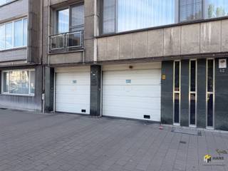<p><span>Overdekte autostaanplaats te koop in de Van Eycklei 42, 2018 Antwerpen</span></p><p><span> </span></p><p><span>De overdekte autostaanplaats op het gelijkvloers is te bereiken via de Van Eycklei 42 en binnenrijden doe je via de automatische poort met een badge of sleutels.</span></p><p><span> </span></p><p><span>Linkse garagepoort</span></p><p><span>Breedte 2.5m</span></p><p><span>Hoogte 2m</span></p><p><span> </span></p><p><span>Staanplaats ondergronds</span></p><p><span>Breedte 2.7m</span></p><p><span>Hoogte 2.3m</span></p><p><span>Diepte 6m</span></p><p><span> </span></p><p><span> </span></p><p><span>Rechtse garagepoort</span></p><p><span>Breedte 2.7m</span></p><p><span>Hoogte 2m</span></p><p><span> </span></p><p><span>Staanplaats bovengronds</span></p><p><span>Breedte 2.5m</span></p><p><span>Hoogte 2.3m</span></p><p><span>Diepte 6m</span></p><p><span> </span></p><p><span> </span></p><p><span> </span></p><p><span>Voor meer info of een gratis schatting surf naar </span><span><span>www.hansimmo.be</span></span></p><p><span> </span></p>