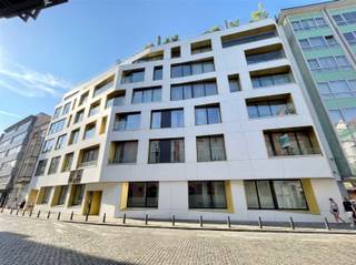 <p>Dit stijlvolle, energiezuinige (B) en lichtrijke appartement, gelegen op de derde verdieping van de recente residentie "I Love City Life Dance'Art" (bouwjaar 2016), combineert comfort, hedendaagse architectuur en een bruisende centrumligging. Gelegen aan de Papenvest, vlak bij de trendy Dansaertwijk en op wandelafstand van de historische binnenstad, bevindt u zich hier tussen hotspots zoals de Beurs, Sint-Katelijne en de Grote Markt. De buurt biedt een levendige mix van horeca, winkels en cultuur, en zit bovendien in volle stadsvernieuwing, wat bijdraagt aan haar dynamisch karakter.<br />Met een bewoonbare oppervlakte van 65 m² beschikt het appartement over een inkomhal met apart gastentoilet, een praktische berging, en een ruime, lichtrijke woonkamer met volledig ingerichte open keuken. De comfortabele slaapkamer geeft toegang tot een aangenaam terras, ideaal om even tot rust te komen. Verder is er een moderne badkamer met ligbad, douchescherm en wastafelkast.<br />Extra troeven zijn de conforme elektriciteit, de uitstekende bereikbaarheid met openbaar vervoer en de vlotte verbindingen naar de Brusselse Ring en autosnelwegen (E40, E19). Dit instapklare appartement is momenteel verhuurd t.e.m. 31/07/2026 en vormt een ideale opportuniteit voor zowel stadsbewoners als investeerders.<br />Voor meer informatie of een eerste bezoek, contacteer Frederik op frederik@immo-time.be</p>