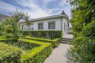 In een rustige wijk in Harelbeke vinden we dit unieke pand terug. De woning is doordacht ontworpen: bij het binnenkomen bevind je je meteen in...