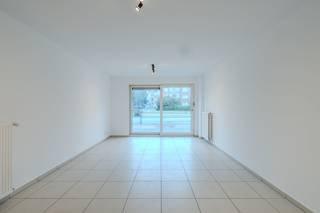 Dit recent appartement te koop is gelegen langs de Torhoutsesteenweg met een open zicht op het Mac Leodplein te Oostende. U bevindt zich temidden...