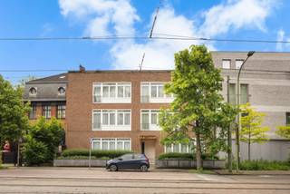 <p>UKKEL, Stallstraat, appartement met balkon op het zuiden, gelegen op de 1e verdieping van een klein appartementencomplex. Dit appartement van ± 93 m² valt op door zijn ruime indeling, lichte inrichting en uitstekende potentieel. Het bestaat uit een gezellige woonkamer, een keuken, 2 slaapkamers en een balkon met een ideale ligging op het zuiden, perfect om de hele dag van de zon te genieten. Het appartement is in zeer goede staat en biedt een solide basis voor een eventuele opknapbeurt naar eigen smaak. Het beschikt ook over een eigen kelder. EPC: D-.</p>
<p>Direct beschikbaar, het is een uitstekende kans voor zowel eigen bewoning als voor investering!</p>
<p><u>1e verdieping</u>:</p>
<ul>
<li>Hal met gepantserde deur</li>
<li>Keuken van ca. 9 m² met balkon op het zuiden</li>
<li>Woonkamer van ca. 25 m²</li>
<li>Slaapgedeelte</li>
<li>Slaapkamer van ca. 12 m²</li>
<li>Slaapkamer van ca. 16 m²</li>
<li>Toilet</li>
<li>Wasruimte (voormalige doucheruimte)</li>
<li>Doucheruimte (toegankelijk voor mindervaliden), voorheen 3<sup>e</sup> slaapkamer</li>
</ul>
<p>Kelder nr. 2 op -1</p>