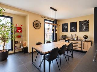 <p>Aan de rand van het centrum van Ninove bevindt zich dit <strong>ruime en energiezuinige appartement</strong> in residentie Roxy. Dankzij het <strong>EPC-label A, de vloerverwarming en zonnepanelen</strong> geniet u hier van een optimaal wooncomfort en een bijzonder laag energieverbruik.</p><p>Bij het betreden van het appartement komen we terecht in de lichtrijke leefruimte met open, volledig geïnstalleerde keuken. Via het grote schuifraam heeft u toegang tot het aangename <strong>zuidgerichte terras.</strong> Aansluitend aan de keuken bevindt zich een praktische berging. </p><p>De nachthal geeft toegang tot twee volwaardige slaapkamers, een afzonderlijk toilet en een moderne badkamer met inloopdouche en dubbele lavabo.</p><p>Daarnaast beschikt het appartement over een <strong>private autostaanplaats</strong> en is er een gemeenschappelijke fietsenstalling en vuilnisberging aanwezig. </p><p><strong>Een bijzonder grote troef is de uitgebreide dienstverlening die in de huurprijs vervat zit.</strong> Naast de gemeenschappelijke kosten zijn ook het onderhoud en alle herstellingen inbegrepen, zelfs deze die normaal ten laste van de huurder vallen. Enkel het individuele verbruik van nutsvoorzieningen is afzonderlijk te betalen.</p><p><strong>Huurprijs: €1.100 + €100 per maand.</strong><br /><strong>Beschikbaarheid: onmiddellijk.</strong></p>