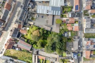 Near the center of Meulebeke, we find this surprising plot of land that overlooks both the Kasteeldreef and the Parish Corner.<br /><br />This includes two 370m² and 385m² lots that can either be sold together or separately. <br /><br />Today, there is still a house to be demolished on Kasteeldreef. <br /><br />Given the two lots, it may also have potential as project land. <br /><br />No construction obligation. <br /><br /><br /><br />This property is subject to the renovation obligation imposed by the Flemish government for residential buildings (unless demolished within 5 years of purchase). For more information, consult the website of the Flemish Energy and Climate Agency at https://www.vlaanderen.be/een-woning-kopen/renovatieverplichting-voor-residentiele-gebouwen