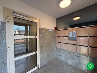 Dit dakappartement is gelegen op een uiterst centrale ligging te Roeselare, kortbij het stadscentrum, het station, zijn vele invalswegen, de Wallemeersen en nog veel meer! Gunstige Mobiscore!<br /><br />De indeling is als volgt: gemeenschappelijke inkomhal - lift - trap - privatieve inkomhal - apart toilet - lichtrijke living met twee volwaardige terrassen (prachtige vergezichten) - uitgeruste keuken met bijhorende (was)berging - 4 volwaardige, grote slaapkamers - extra, apart toilet - badkamer (meubel, douche en ligbad). <br />In de vraagprijs zit er ook nog een bijhorende staanplaats alsook kelderberging op de -1 verdieping. Er is de mogelijkheid tot de aankoop van een aparte, afgesloten garagebox (Aankoopprijs: 24.500 EUR). <br /><br />Troeven:<br />- Bewoonbare oppervlakte van 160 m²! <br />- Gunstig EPC (label-B)<br />- Ruim appartement met 4 slaapkamers<br />- Centrale ligging in centrum Roeselare<br />- Geen bovenburen (enige op bewoner op de bovenverdieping) <br />- Prachtige vergezichten over Roeselare<br /><br />Meer info? Neem dan gerust contact met ons op! louis@vastgoedsinnaeve.be - 0493/40 13 30