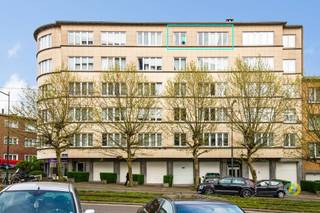 <p><span>Gelegen in een aangename en residentiële buurt in Jette, geniet dit appartement van een uitstekende ligging met tal van groene ruimtes en voorzieningen in de directe omgeving. Zo bevinden het prachtige Koning Boudewijnpark en het uitgestrekte Laarbeekbos zich op wandelafstand, ideaal voor ontspanning en recreatie. Daarnaast zijn winkels, scholen en het openbaar vervoer vlot bereikbaar. Het appartement is gelegen op de 5e en tevens laatste verdieping van een verzorgd gebouw met lift, wat garant staat voor rust en geen bovenburen. Bij het betreden komt u in een ruime inkomhal die centraal toegang biedt tot alle ruimtes. Aan de voorzijde bevindt zich een lichtrijke leefruimte met grote raampartijen. Achteraan vindt u een ruime, volledig uitgeruste keuken. Verder beschikt het appartement over een apart toilet, een badkamer met wastafel in meubel en ligbad met douchefunctie, en twee comfortabele slaapkamers. Tot slot is er een privatieve, ruime berging op het gelijkvloers. Het appartement is momenteel verhuurd aan een nette huurder, wat dit ook voor investeerders een interessante opportuniteit maakt met onmiddellijk rendement.</span><span> </span></p>