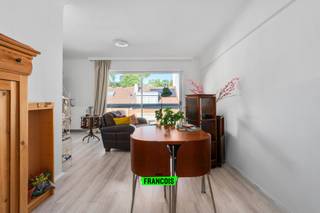 Ontdek dit aangenaam appartement met een bewoonbare oppervlakte van ca. 54 m² (EPC), gelegen op de derde verdieping van de kleinschalige residentie Les Érables (bouwjaar 1975) in Ukkel. Gelegen in een rustige en aangename omgeving, met een vlotte bereikbaarheid en nabijheid van winkels en openbaar vervoer.<br /><br />Het appartement omvat een inkomhal met ingebouwde kasten, een lichtrijke leefruimte, een aparte uitgeruste keuken, een badkamer voorzien van een inloopdouche, lavabo en toilet, en een volwaardige slaapkamer.<br /><br />Binnen de residentie is de service Cristal Residences aanwezig, die tal van faciliteiten biedt aan de bewoners, waaronder een 24/24 receptie en assistentie, dagelijkse activiteiten, een terras met groene tuin, schoonmaakdienst, een coördinatiedienst voor zorg en dienstverlening, en een restaurant.<br /><br />Dankzij deze uitgebreide dienstverlening is dit appartement bijzonder geschikt voor wie comfortabel en zorgeloos wil wonen, met de nodige ondersteuning binnen handbereik.<br /><br />Divers: EPC C, plat dak en ramen recent vernieuwd, syndicuskosten ca. €200/maand (verwarming en water inbegrepen), privatieve kelder (nr. 12), momenteel verhuurd tot november 2033 (€600 + €150/maand).<br /><br />Ideaal als zorgeloze investering! Contacteer Davy Vermander en plan snel uw bezoek.<br /><br />