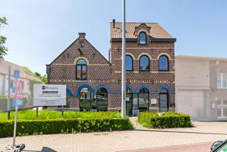 <p><strong>Karaktervol kantoorpand in Grimbergen, centraal gelegen nabij openbaar vervoer en belangrijke invalswegen richting Brussel.</strong></p><p><br /></p><p>Dit ruime voormalige bank- en verzekeringskantoor uit 1935 biedt enorm veel potentieel voor wie op zoek is naar een veelzijdig pand op een strategische locatie. Met een handelsruimte van maar liefst 314,3 m² beschikt het gebouw over tal van mogelijkheden voor kantooractiviteiten, dienstverlening of een combinatie met andere professionele invullingen. Extra interessant is de mogelijkheid tot aankoop van een investeringsappartement van 84,3 m² voor €280.000. Dankzij de ruime parkeermogelijkheden, de uitstekende bereikbaarheid via de A12, de Ring van Brussel en Brussel Centrum, én de nabijheid van openbaar vervoer geniet dit pand van een sterke commerciële ligging. Het EPC-label B dankzij de overvloed van zonnepanelen vormt bovendien een extra troef.</p><p><br /></p><p><strong>Troeven: </strong></p><p>• Ruime handelsruimte/kantoorruimte van 314,3 m² met veelzijdige indelingsmogelijkheden</p><p>• Inkomhal met professionele uitstraling</p><p>• Functionele keuken</p><p>• Apart sanitair</p><p>• Mogelijkheid tot aankoop van een investeringsappartement van 84,3 m²</p><p><br /></p><p><strong>Sterke punten:</strong></p><p>• Groot pand met enorm veel potentieel voor professionele activiteiten</p><p>• Strategische ligging nabij A12, Ring van Brussel, Brussel Centrum en openbaar vervoer</p><p>• Ruim voldoende parkeerplaatsen aanwezig</p><p><br /></p><p>Neem vandaag nog contact op met je ERA-makelaar voor meer informatie of een bezoek.</p><p><br /></p><p>JOUW DROOMKANTOOR. ZO GEVONDEN!</p>