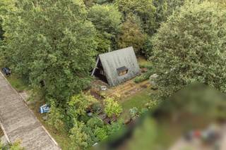 Rustig wonen in het groene Rommersheide, waar permanente bewoning is toegestaan? <br /><br />Deze woning is zeer rustig gelegen in het achterste deel van Rommersheide in Brecht. Dagelijkse boodschappen, een speeltuin, sportschool (tennis- en petanqueclub) bevinden zich in de nabije omgeving. Een aangename, kindvriendelijke omgeving voor wie rust en groen wil combineren met praktische voorzieningen.<br /><br />Met een bewoonbare oppervlakte van 76 m² beschikt de woning op het gelijkvloers over een inkomhal, douchekamer met toilet, keuken met eetgedeelte en een gezellige zithoek. De verdieping omvat 2 slaapkamers. <br /><br />Achteraan bevindt zich een mooie, ruime en groene tuin met een serre voor de liefhebber van tuinieren en 2 tuinhuizen, ideaal voor extra bergruimte. <br /><br />De inpandige garage en parkeerplaats op de oprit zorgen voor praktische parkeermogelijkheden.<br /><br />Dit pand is onderworpen aan de renovatieverplichting van de Vlaamse overheid voor residentiële gebouwen (behoudens bij sloop binnen 5 jaar na de aankoop). Consulteer voor meer informatie de website van het Vlaams Energie- en Klimaatagentschap via de officiële website van Vlaanderen.<br /><br />Troeven: <br />- Permanente bewoning toegestaan<br />- Zeer rustige ligging in het achterste deel van Rommersheide<br />- Kindvriendelijke omgeving<br />- Maximale privacy <br />- Aangesloten op het gasnet <br />- Ruim perceel met veel groen<br />- Serre en 2 tuinhuizen<br />- Inpandige garage en oprit