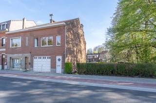 <p><strong>Century21ImmoNero stelt voor:</strong></p><p>RENOVATIE- en INVESTERINGSPROJECT van 2 woningen op TOPLIGGING, gelegen op wandelafstand van gemeentepark, Zoniënwoud, scholen en treinstation, is dit een ideaal investeringsproject:</p><p>Het betreft 2 te renoveren woningen, gelegen op een mooi Zuid georienteerd terrein van 12A45, aansluitend aan een klein parkje.</p><p>Woning nr. 65: Volledig onderkelderd, GV: Living, Keuken, Verdiep: 3 kamers +  badkamer + grote zolder.</p><p>Woning nr. 67 is volledig onderkelderd , op GV: Garage 1 wagen, inkom + Leefruimte. <br />Verdiep: Appartement met 1 slaapkamer en badkamer. Grote zolder waar nog kamers mogelijk zijn.</p>