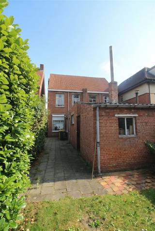 Parkeerplaatsen (genoeg) voor al jouw voertuigen?! Dat is alvast een grote troef bij dit te renoveren eigendom. Deze woning kan je volledig naar je eigen smaak opknappen. Ze is zeer gunstig gelegen, aan de stadsrand, aan een invalsweg naar het centrum, op wandelafstand van de ring, vlakbij scholen, bakker, supermarkten (Delhaize, Colruyt, Aldi, Albert Heijn...). Bekijk zeker de plannen met volledige indeling op www.bols.be. Ook een groot pluspunt is de zij-ingang die toegang geeft tot de tuin. Handig voor vuilniscontainers en fietsen. De woning is netjes onderhouden en heeft een goede basis tot modernisering. De woonkamer is ruim en licht. Er zijn 3 slaapkamers op de eerste verdieping en op de zolderverdieping kan u 1 grote masterbedroom creëren. De ruime diepe tuin geeft vele mogelijkheden. Niet gelegen in een overstromingsgebied: P- en G-score: A. Geen onroerend erfgoed. Informatieplicht in aanvraag. Renovatieverplichting van toepassing: Interessante info: https://www.vlaanderen.be/een-huis-of-appartement-kopen/renovatieverplichting-voor-residentiele-gebouwen - https://www.vlaanderen.be/premies-voor-renovatie/mijn-verbouwpremie