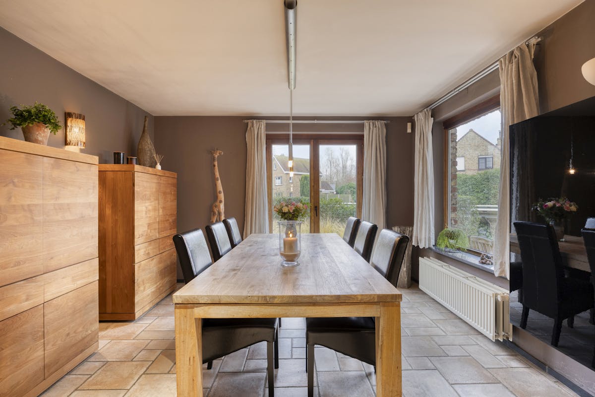 Découvrez cette villa unique avec étang de baignade sur un terrain de 4012 m² - photo 5