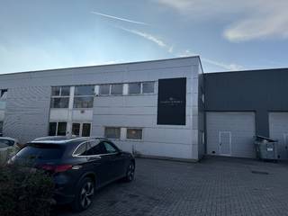 Standingvol bedrijfsgebouw op een ruim perceel grond van 954m², uitstekend gelegen in KMO-park "EX-TRA ZUID" te Gentbrugge.Ruime mogelijkheden;...